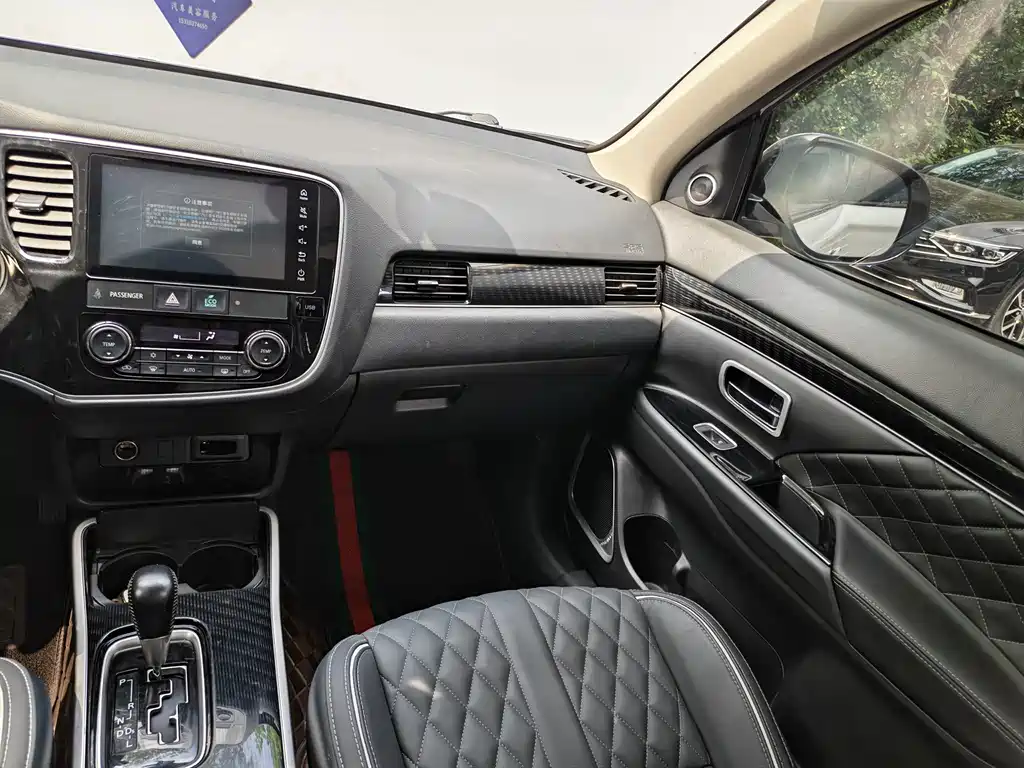 Mitsubishi Outlander - фото 6
