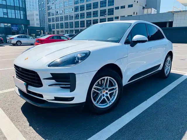 PORSCHE MACAN