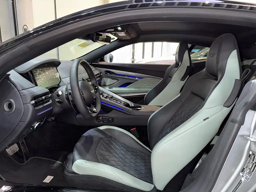Aston Martin DB12 — миниатюра 11
