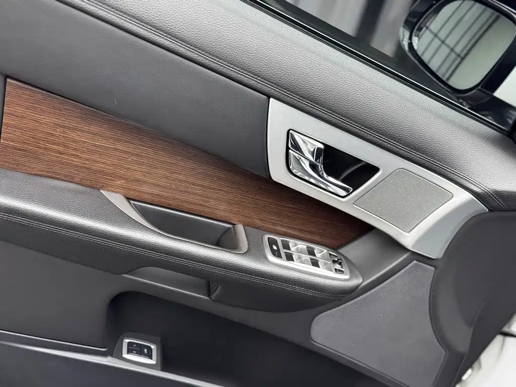 Jaguar XF — миниатюра 7