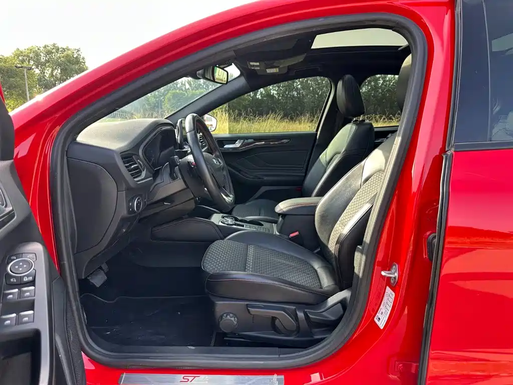 Ford Focus 2019 EcoBoost 180 AT ST Line