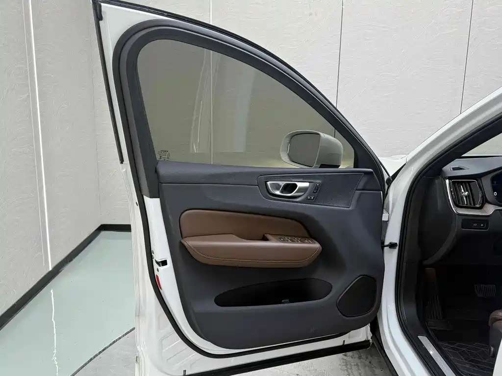 VOLVO XC60 PLUG IN HYBRID