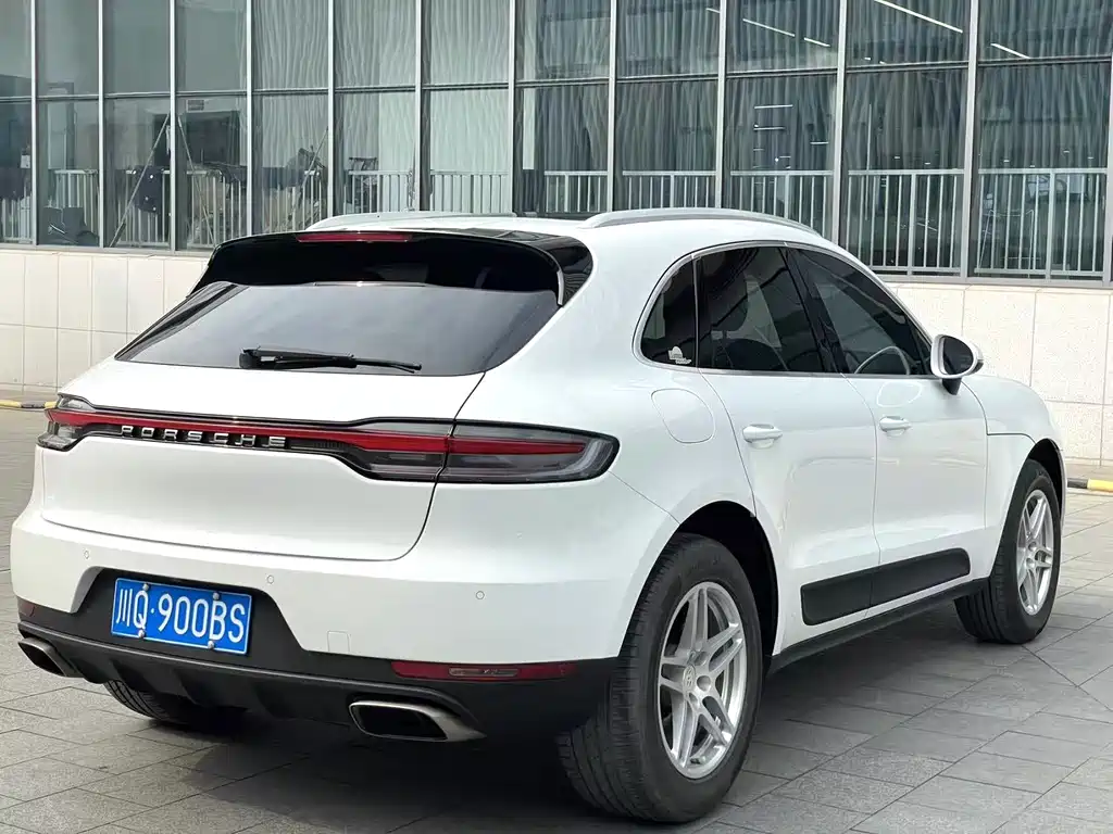 PORSCHE MACAN