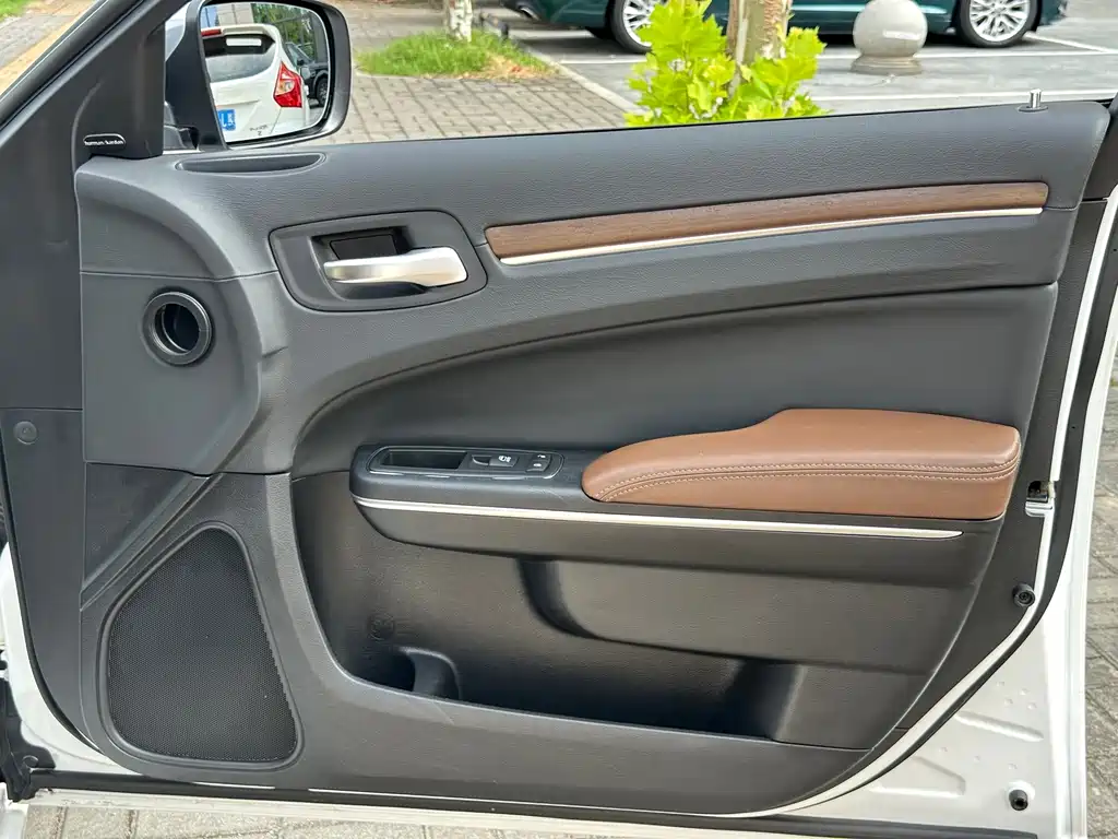 Chrysler 300C — миниатюра 18