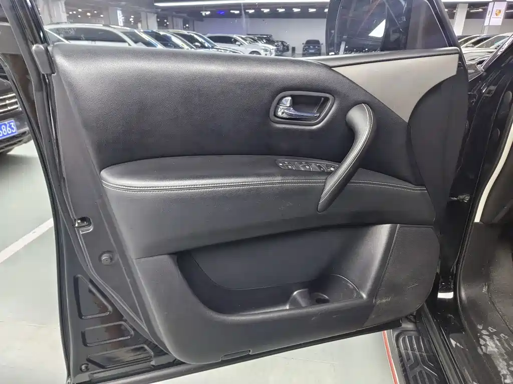 Nissan Patrol — миниатюра 5