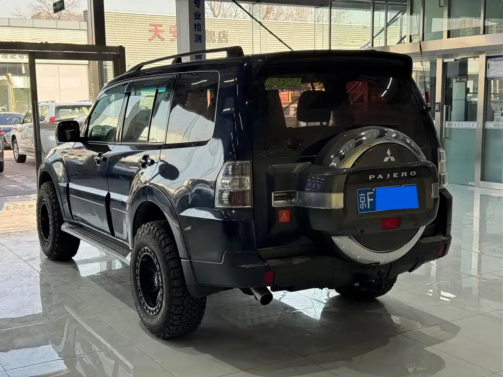 MITSUBISHI PAJERO