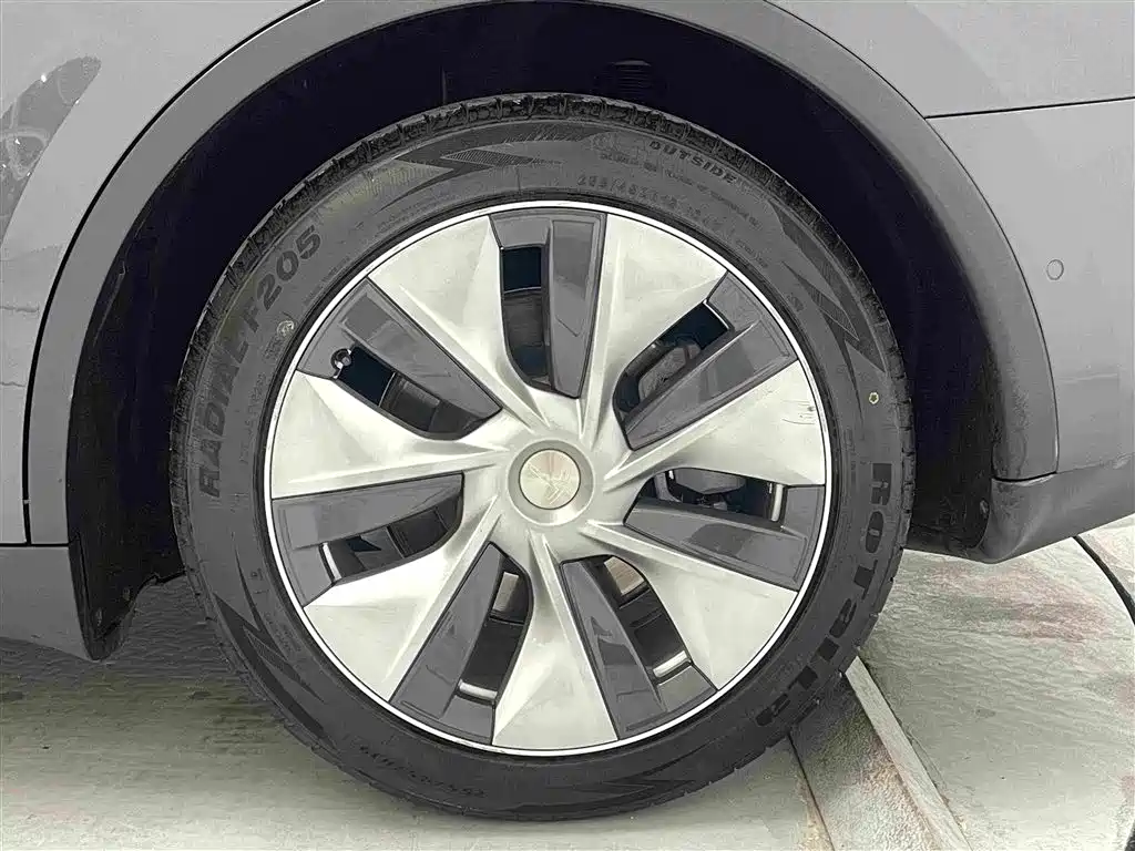 Tesla Model Y — миниатюра 14