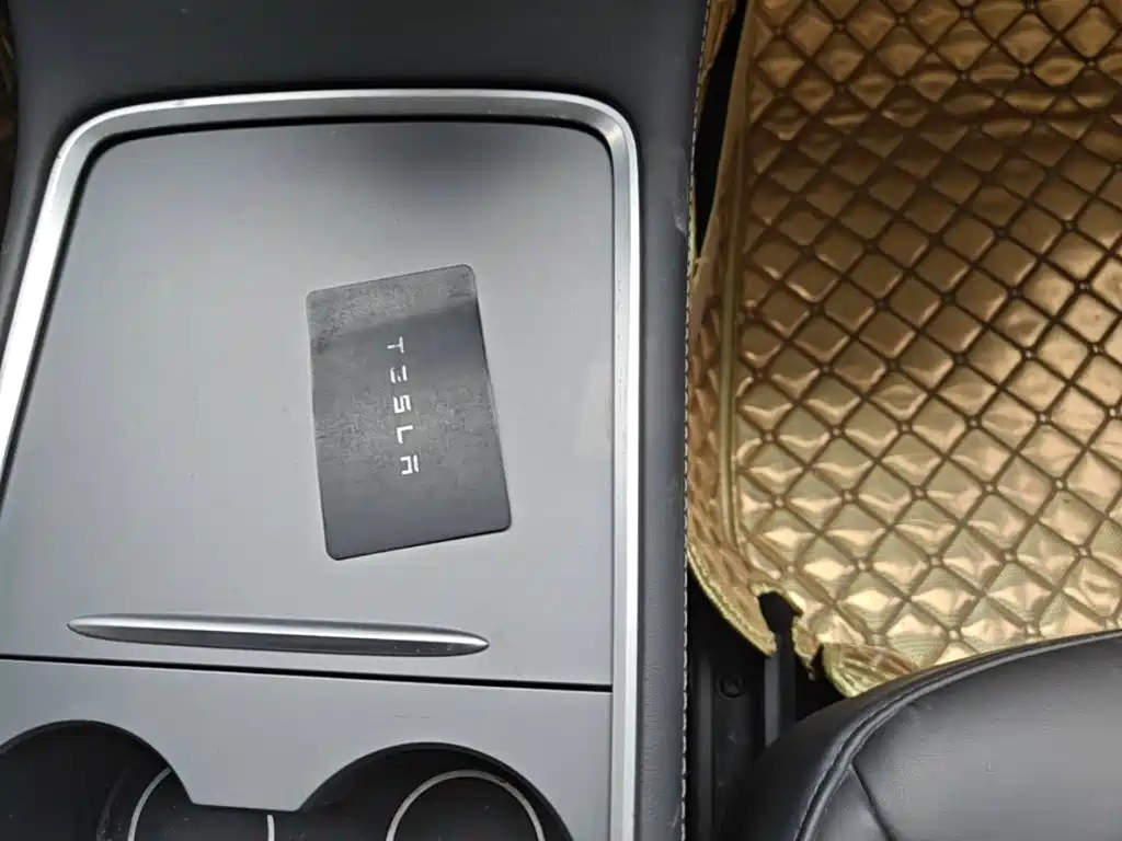 Tesla Model Y — миниатюра 9
