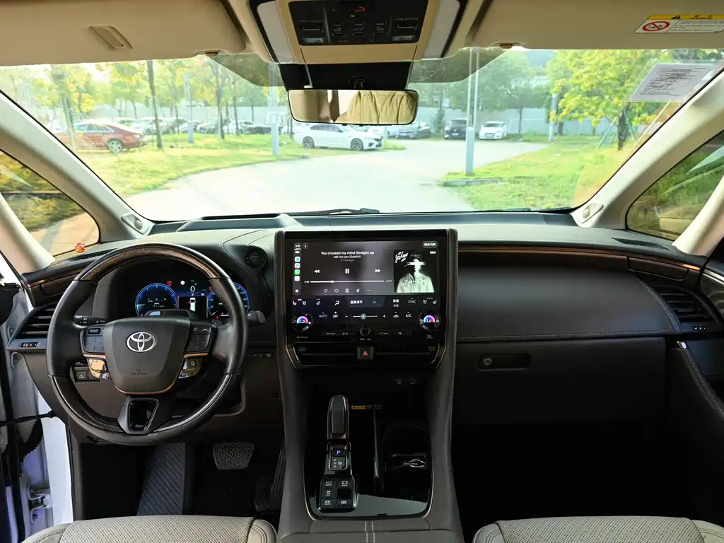 Toyota Alphard — миниатюра 13