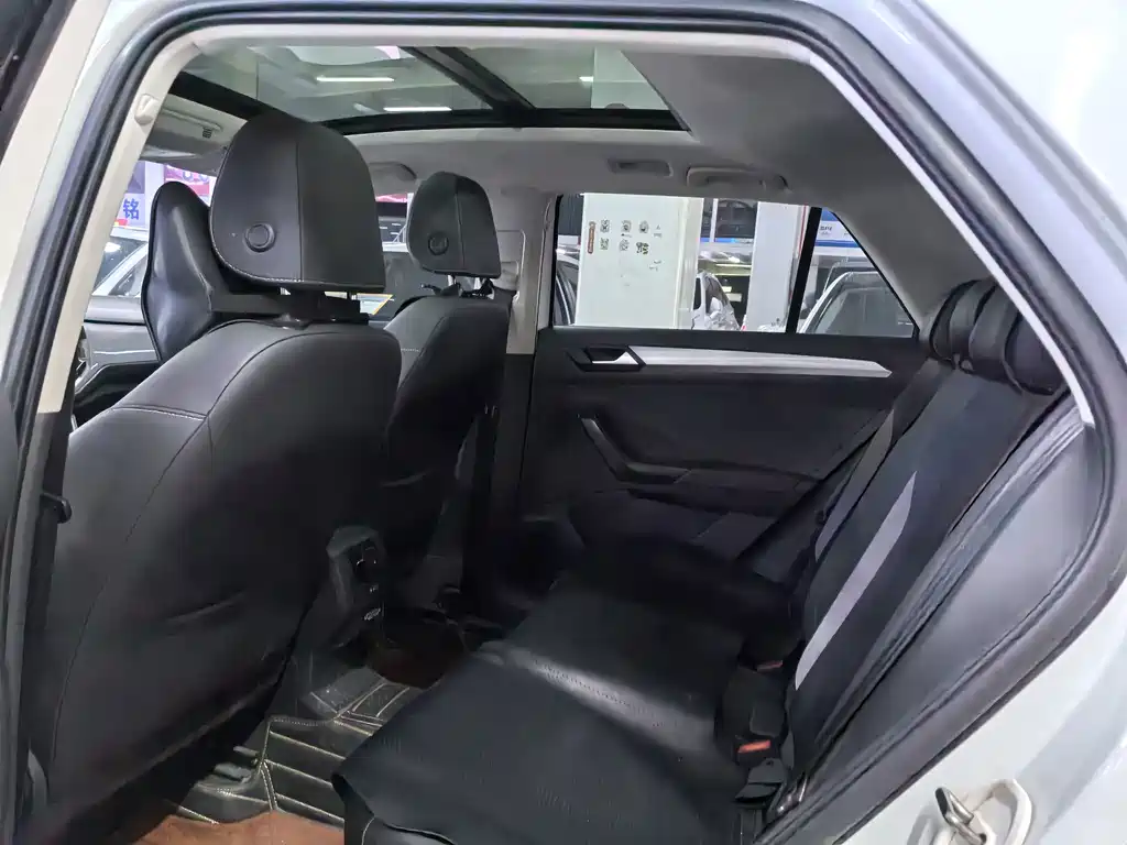 Volkswagen T-Roc — миниатюра 8