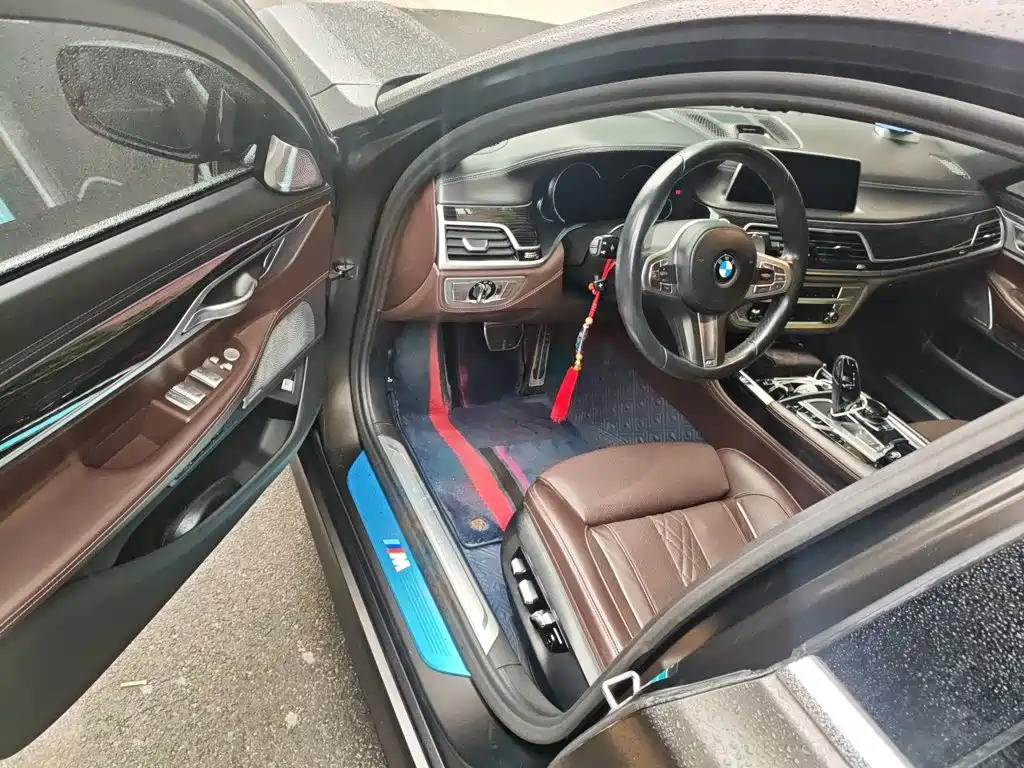 BMW 7 Series — миниатюра 12
