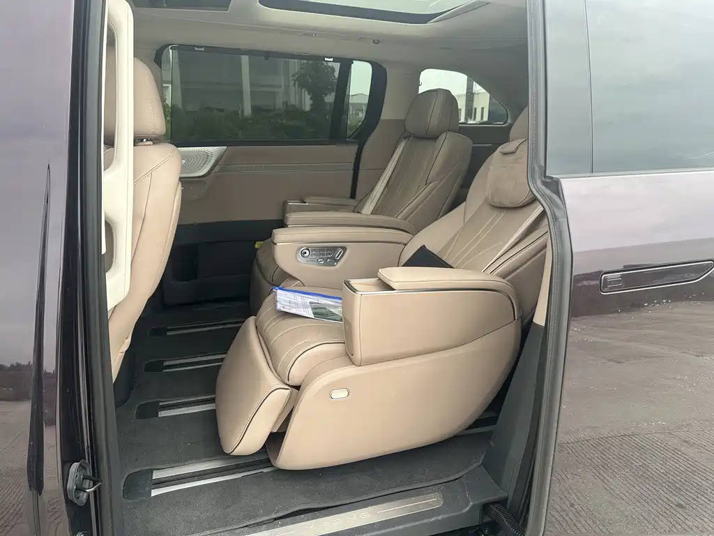 XPeng X9 — миниатюра 10
