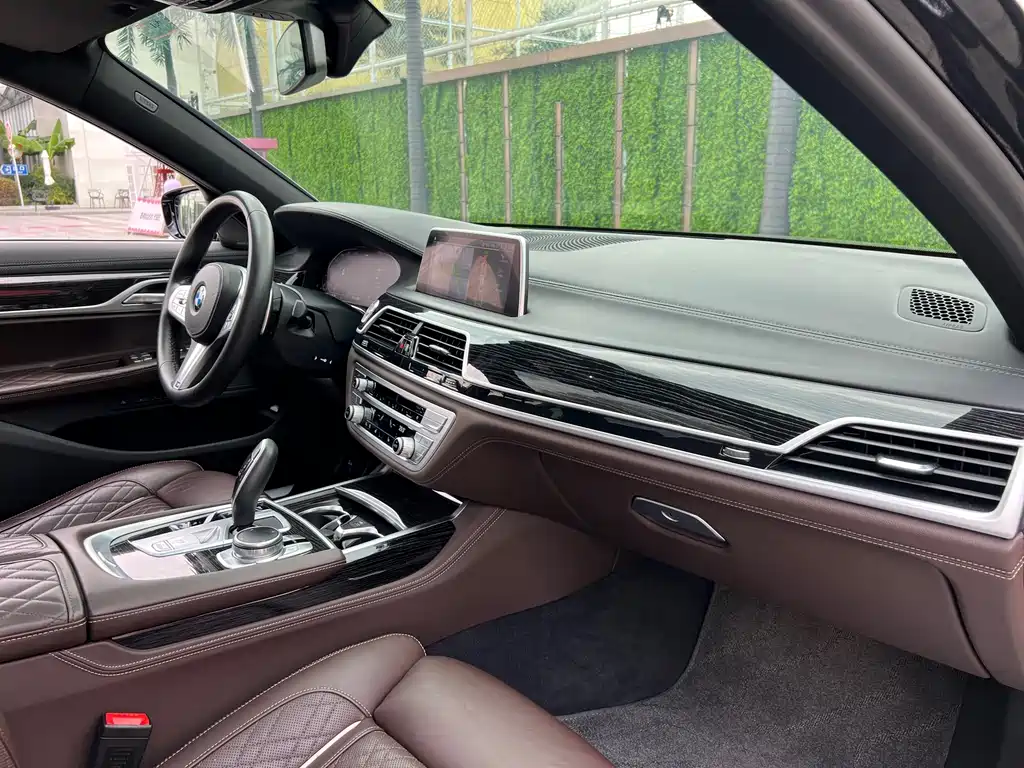 BMW 7 Series — миниатюра 11