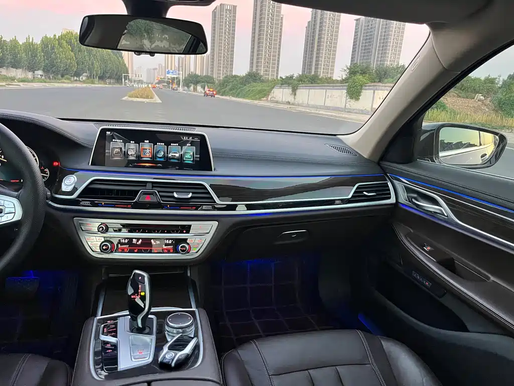 BMW 7 Series — миниатюра 11