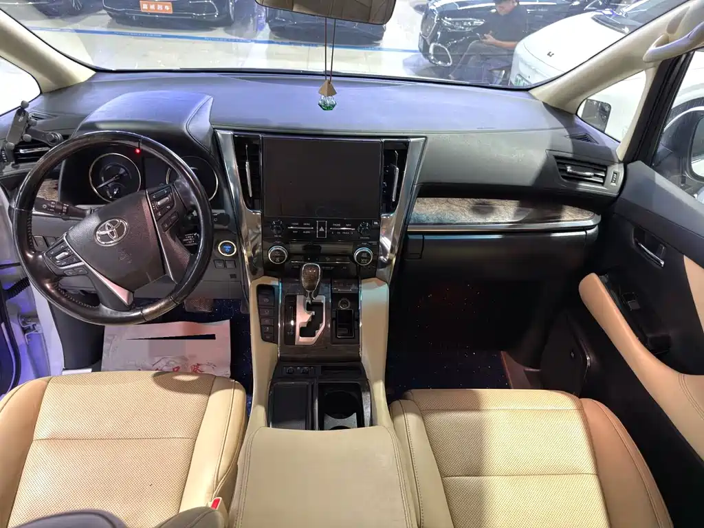 Toyota Alphard — миниатюра 4