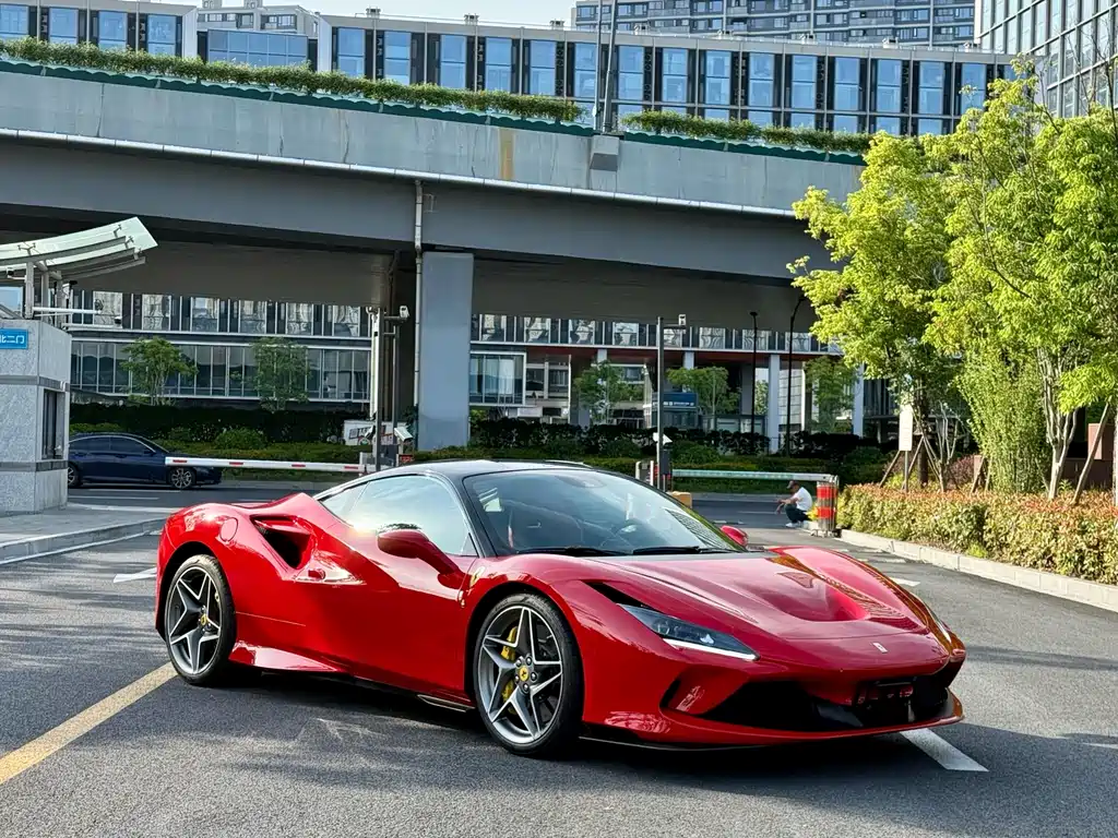 FERRARI F8