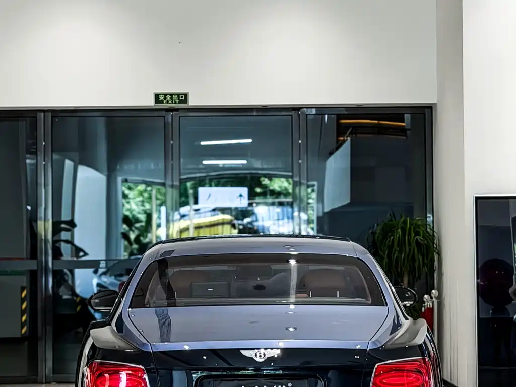 Bentley Flying Spur 4.0T V8 Standard Edition, фото 4