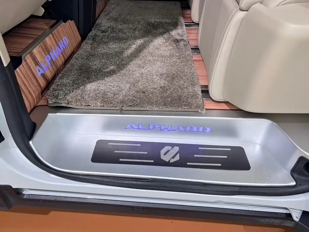 Toyota Alphard — миниатюра 15