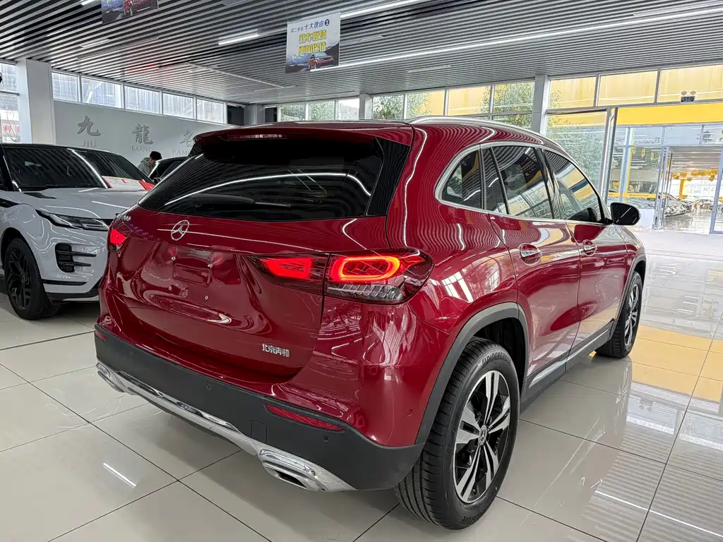 MERCEDES-BENZ GLA