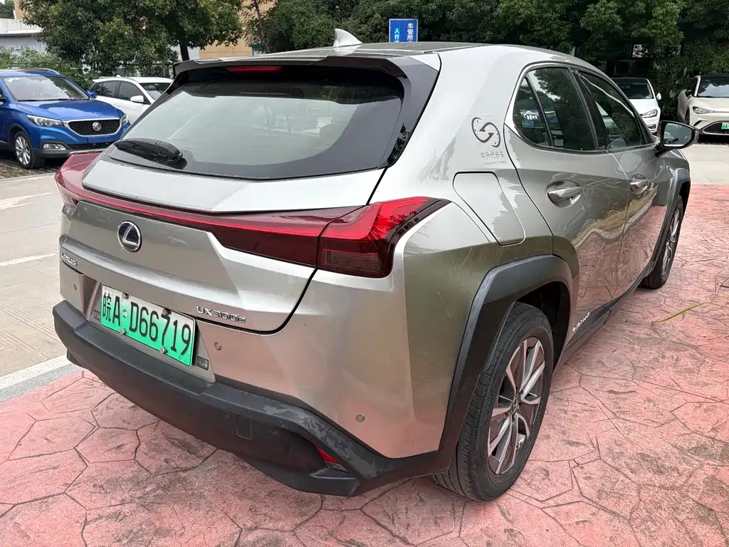 Lexus UX New Energy — миниатюра 8