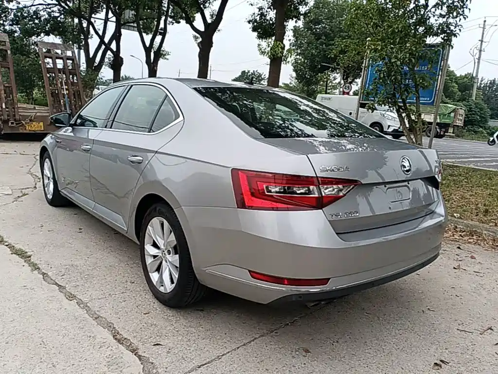 Skoda Superb — миниатюра 5