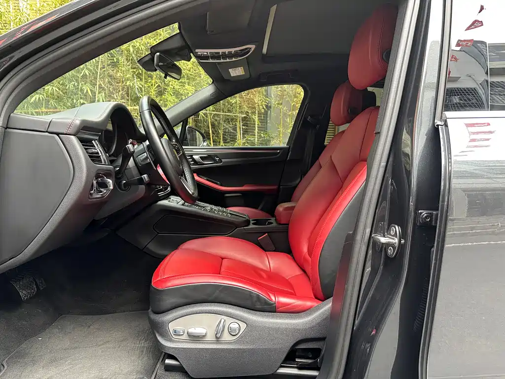 PORSCHE MACAN