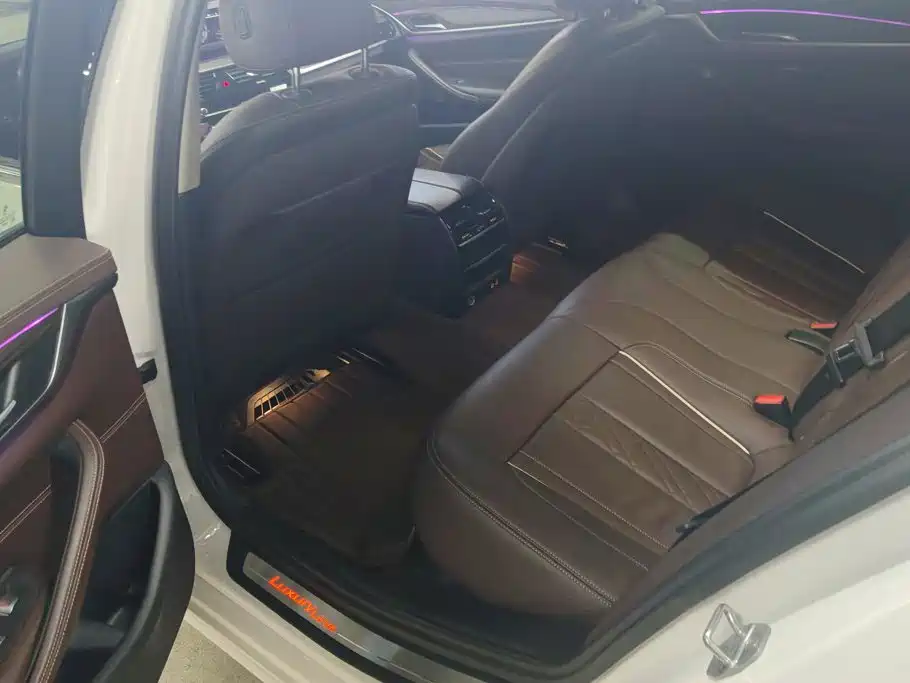 BMW 5 Series — миниатюра 11