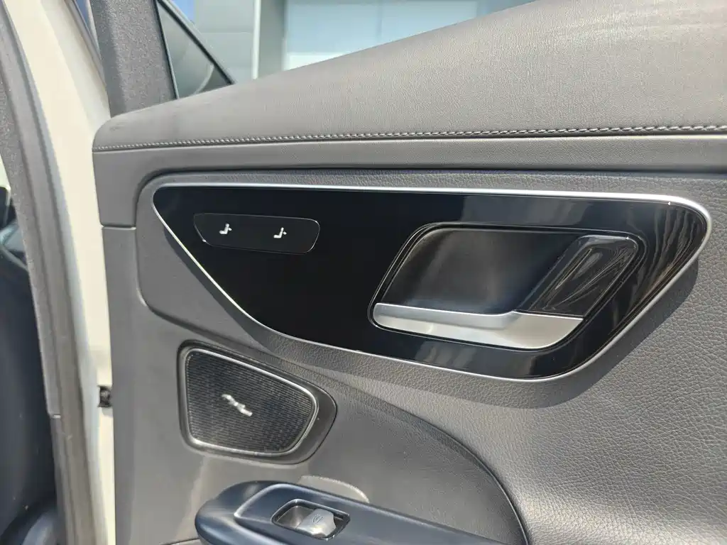 Mercedes-Benz C-Class — миниатюра 14
