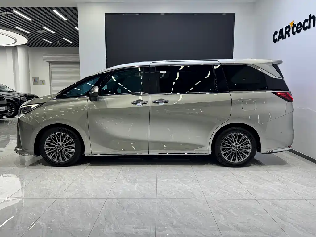 Lexus LM 2023 500h мест