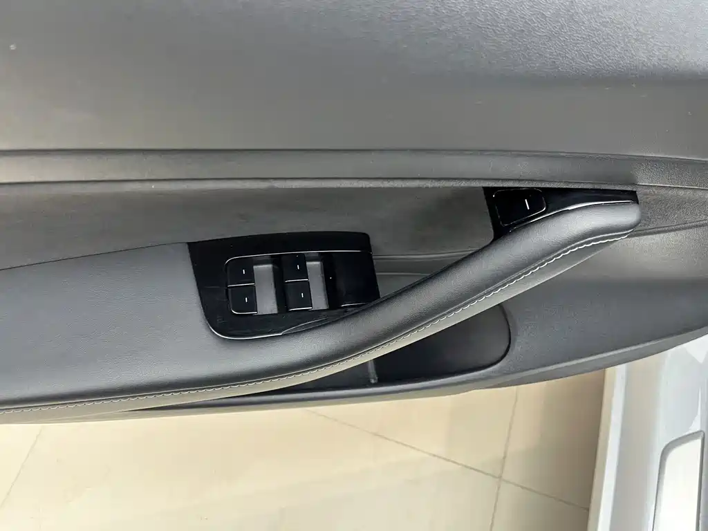Tesla Model 3 — миниатюра 9