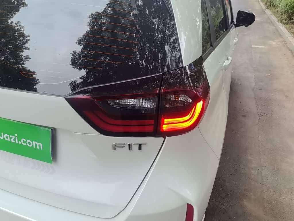 Honda Fit 1.5 л 2023 г. Белый, пробег 10500 км