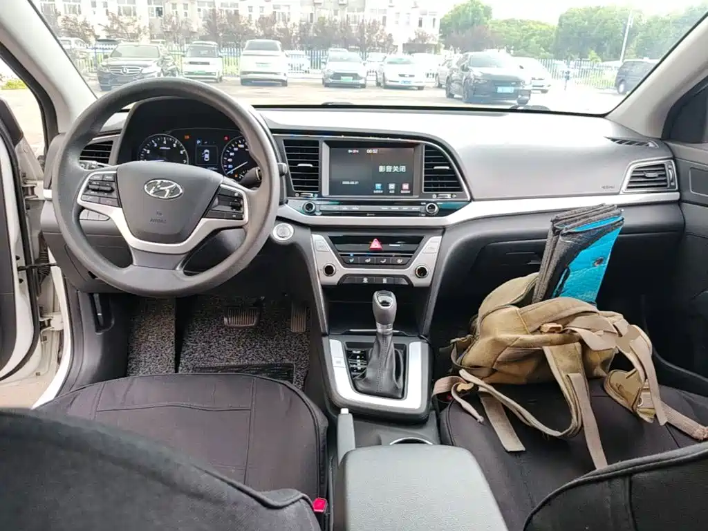 Hyundai Elantra — миниатюра 10