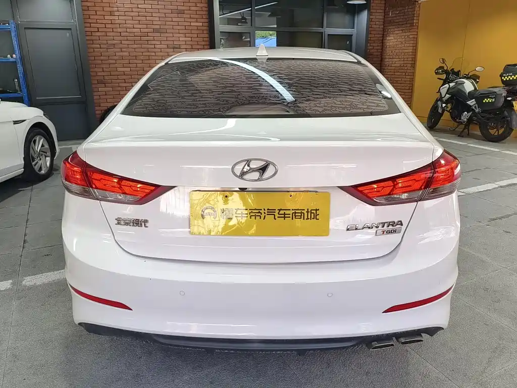 Hyundai Elantra — миниатюра 8