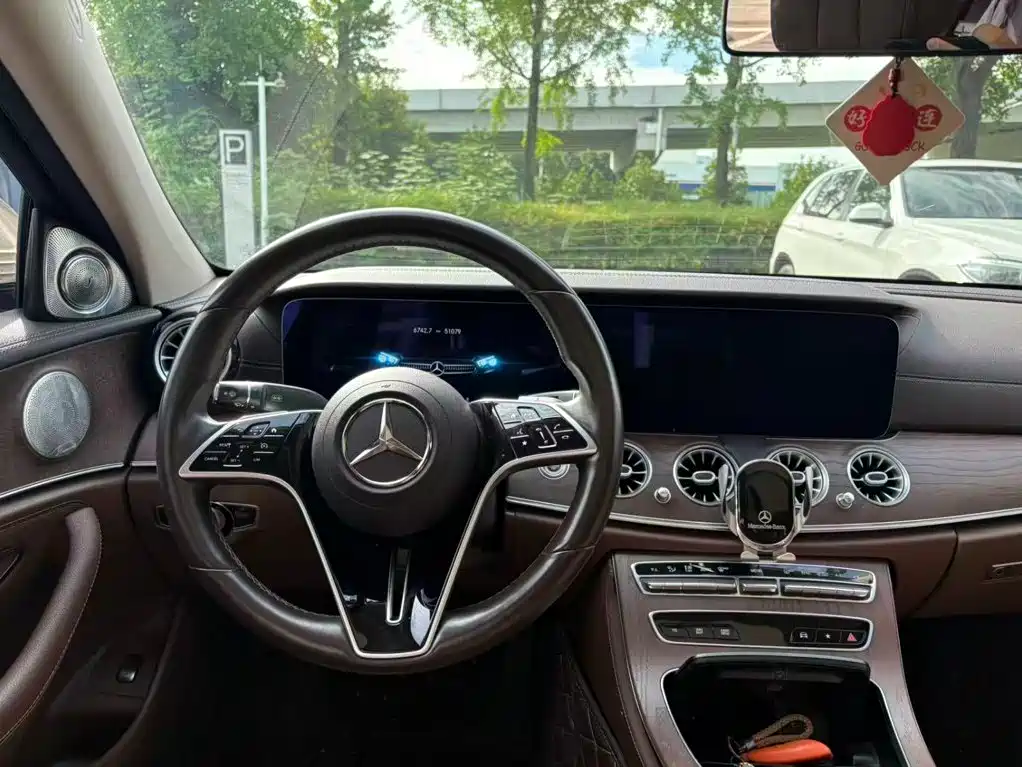 Mercedes-Benz E-Class — миниатюра 13