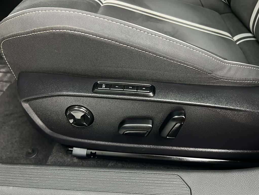 Volkswagen Golf 1.4 л 2022 г. Белый, пробег 22000 км