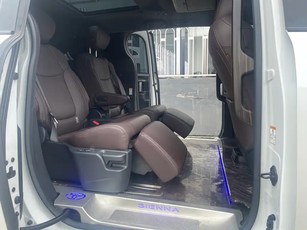 Toyota Sienna — миниатюра 11