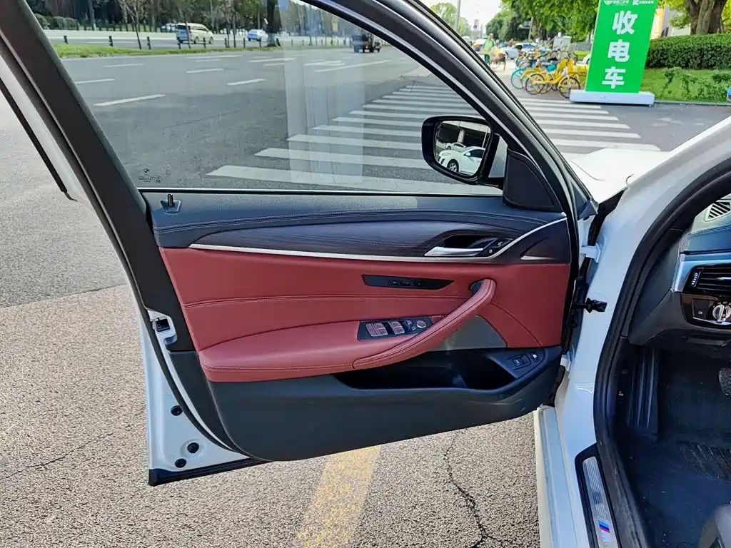 BMW 5 Series New Energy — миниатюра 6