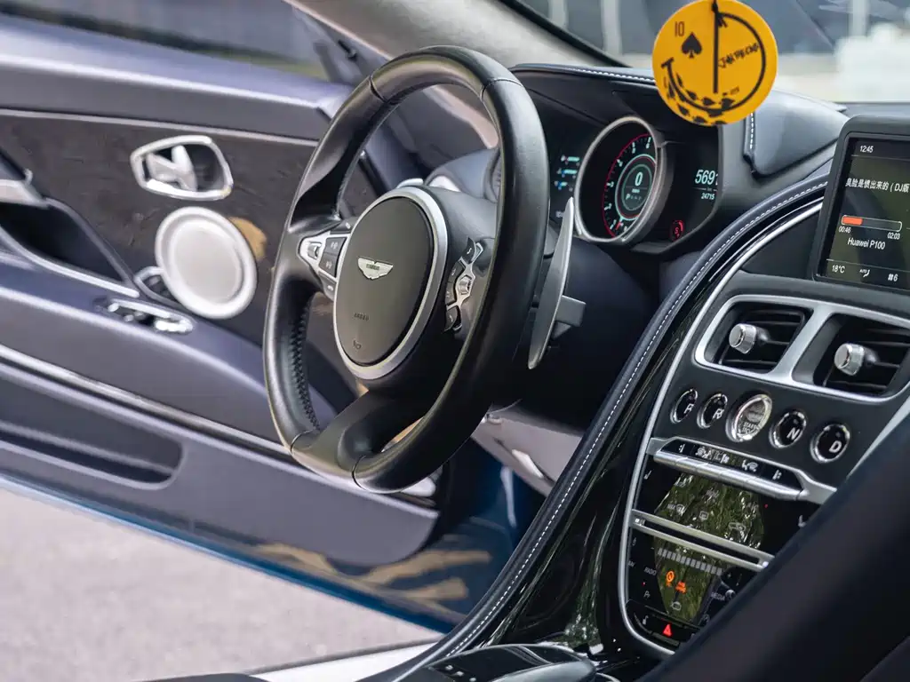 Aston Martin DB11 — миниатюра 18