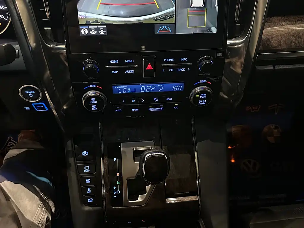Toyota Alphard — миниатюра 18