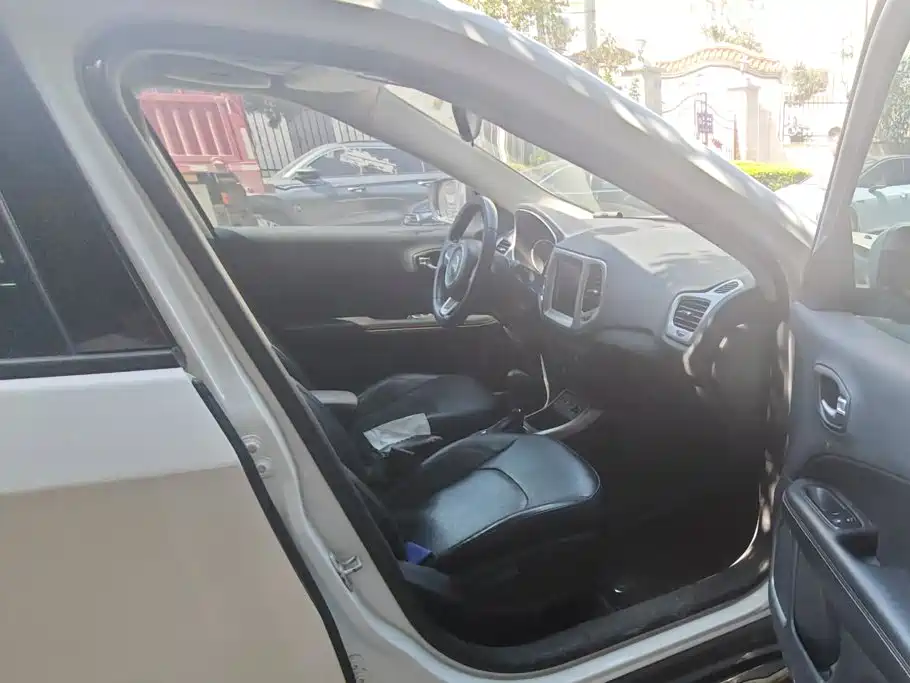 Jeep Compass — миниатюра 8