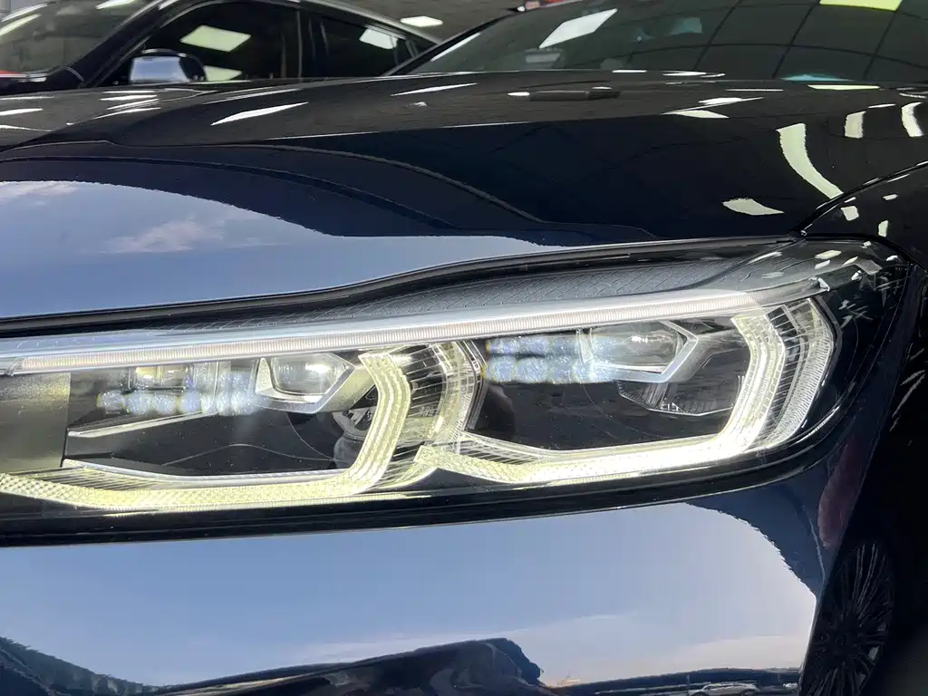 BMW 7 Series — миниатюра 11