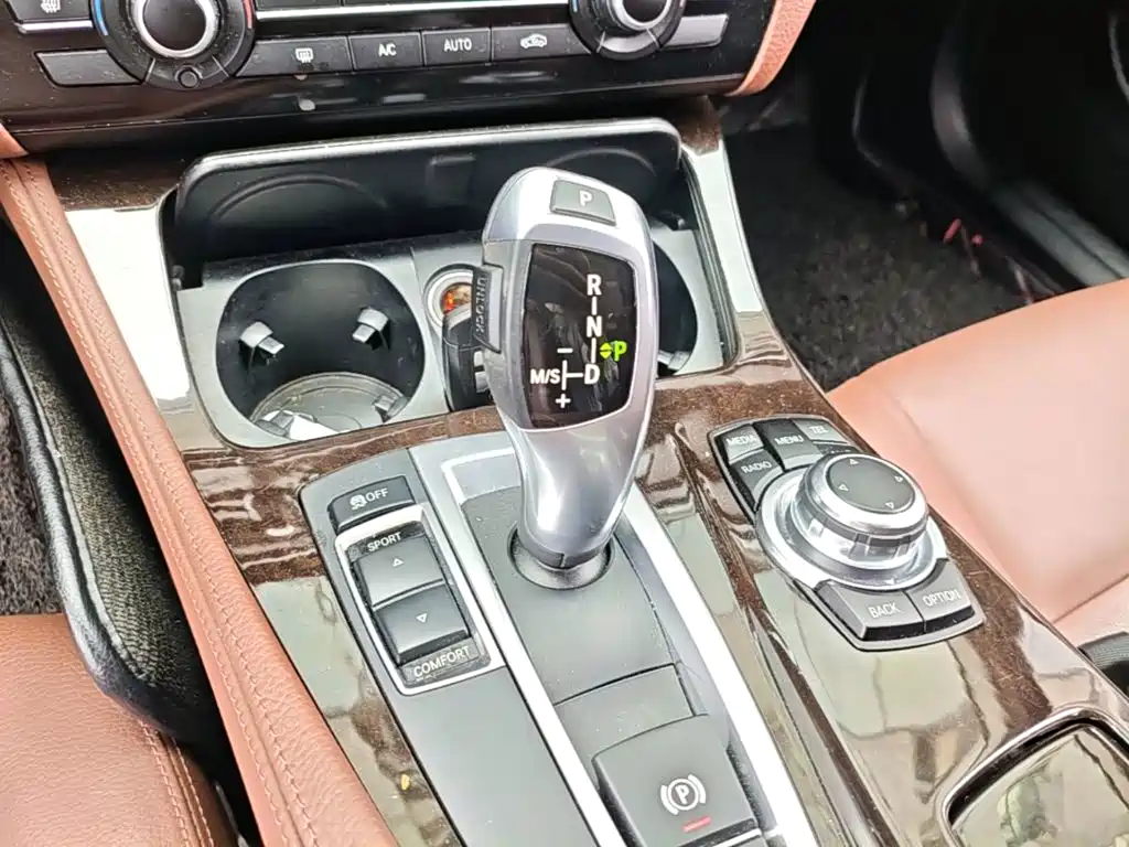 BMW 5 Series — миниатюра 14