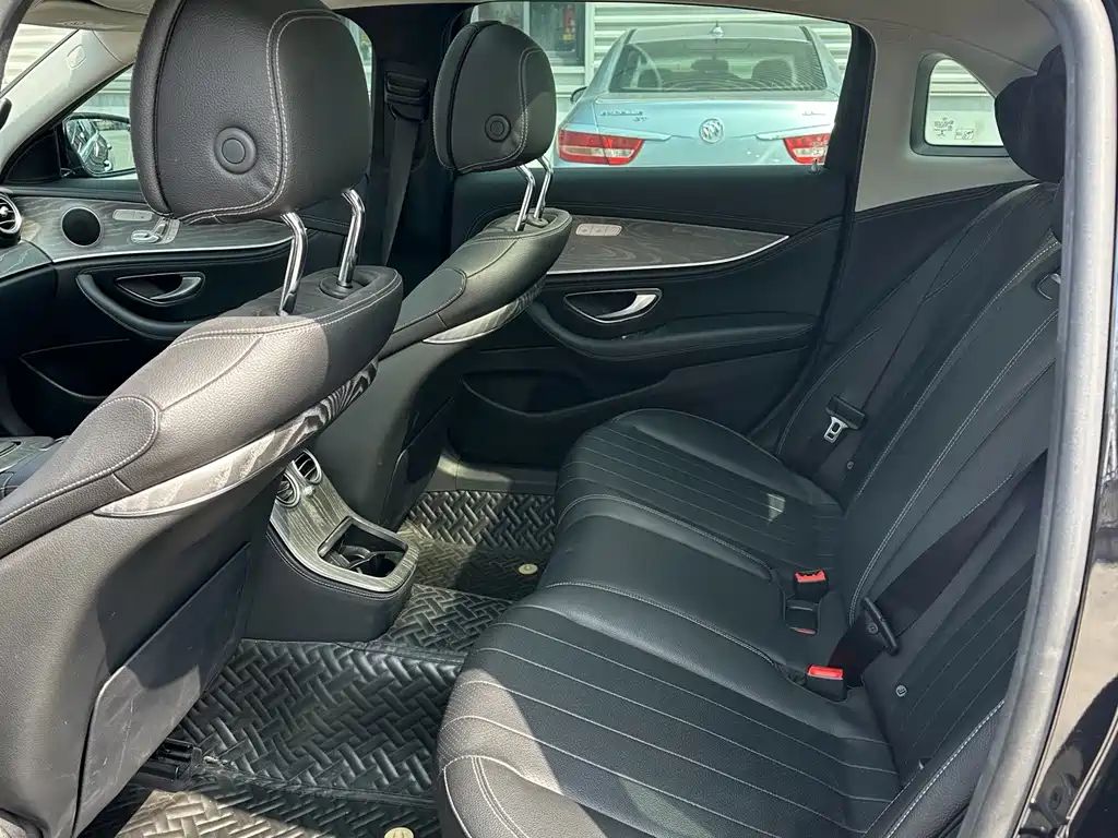 Mercedes-Benz E-Class — миниатюра 5