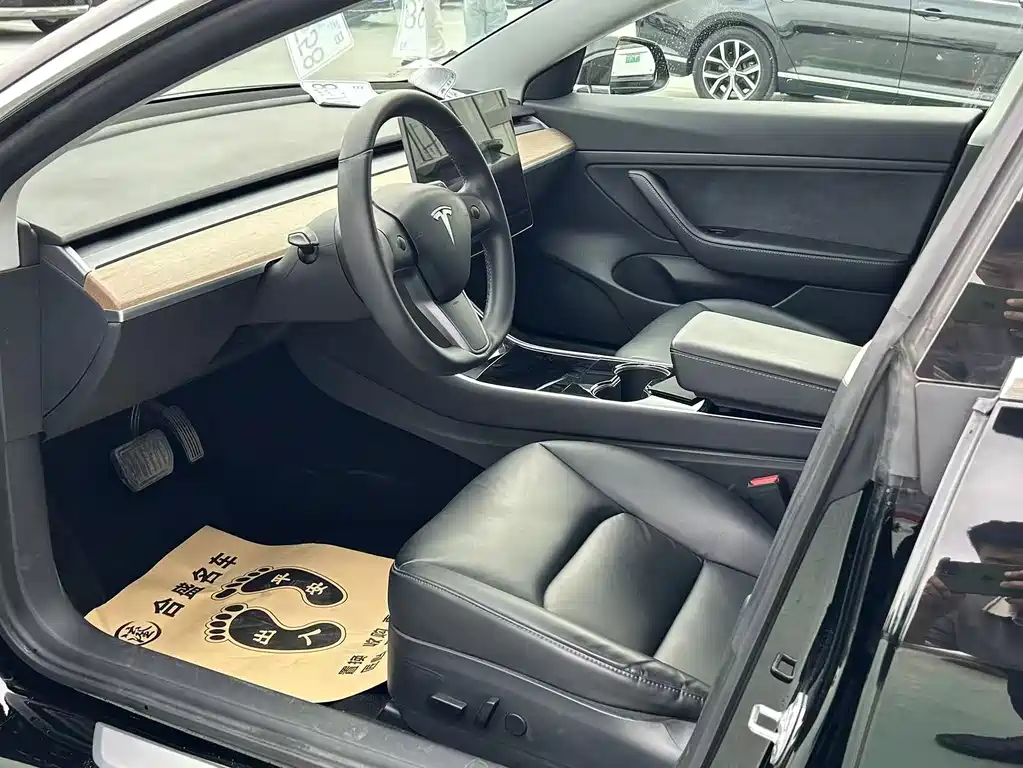 Tesla Model 3 — миниатюра 4