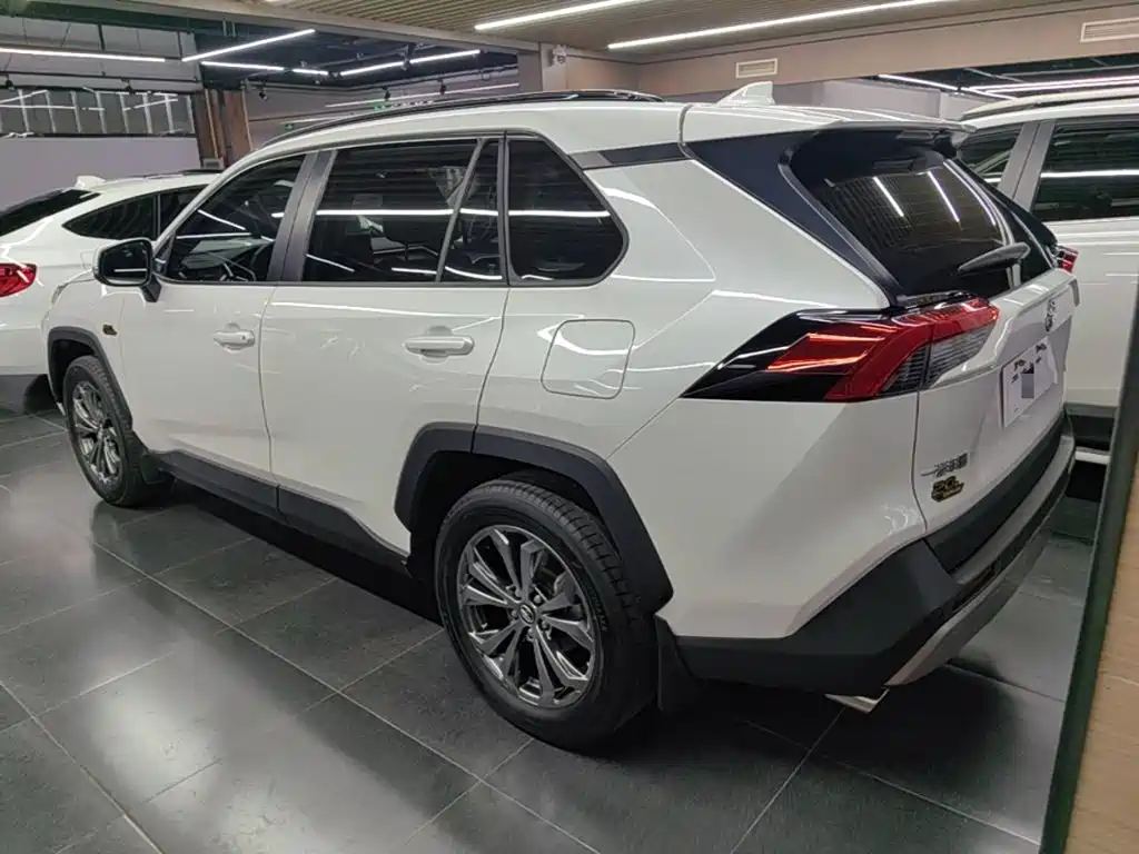 Toyota RAV4 — миниатюра 5