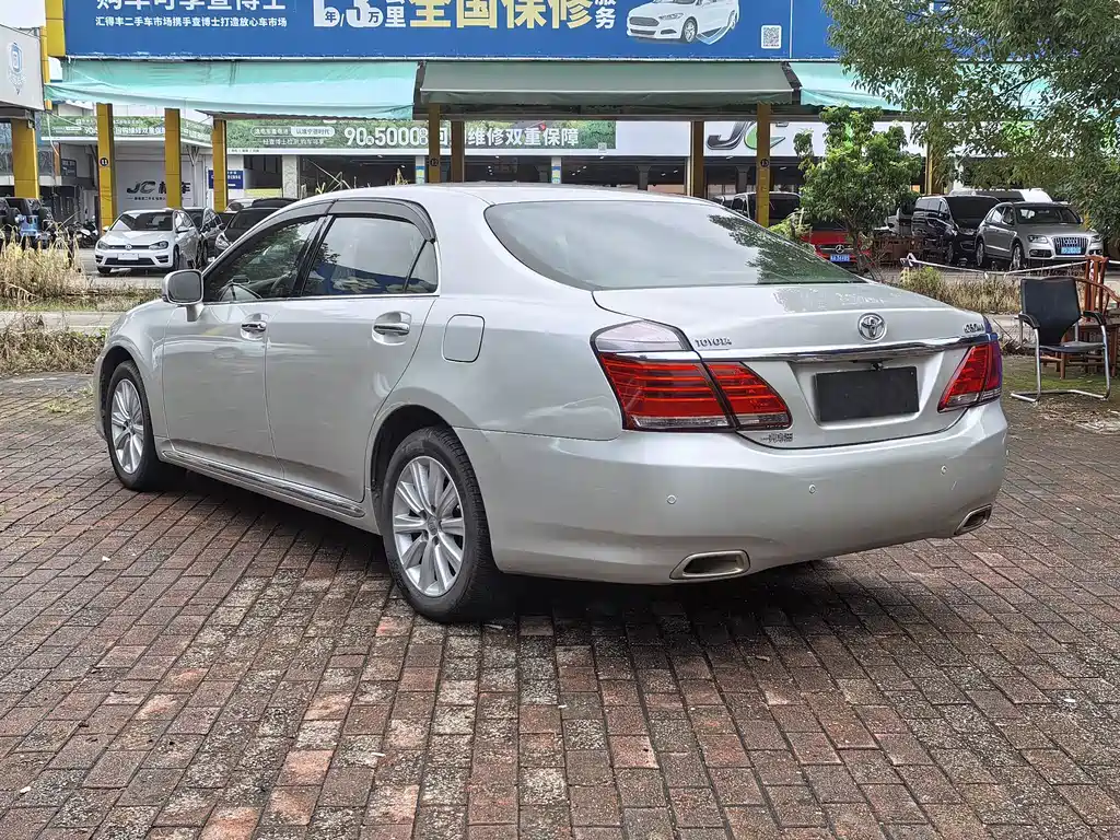 Toyota Crown — миниатюра 4