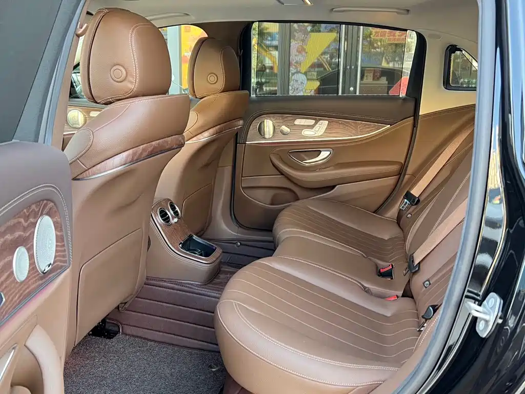 Mercedes-Benz E-Class — миниатюра 8