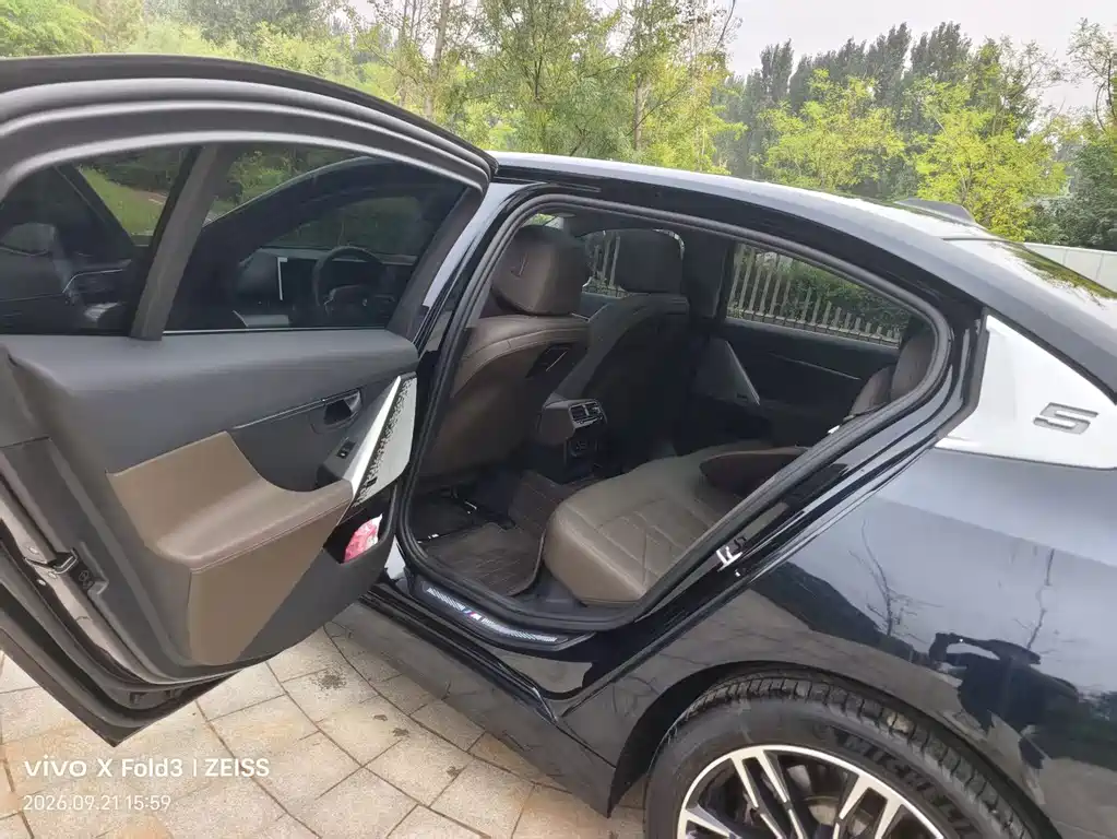 BMW 5 Series — миниатюра 7