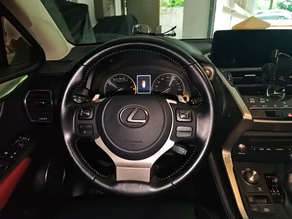 Lexus NX 2020 200 V