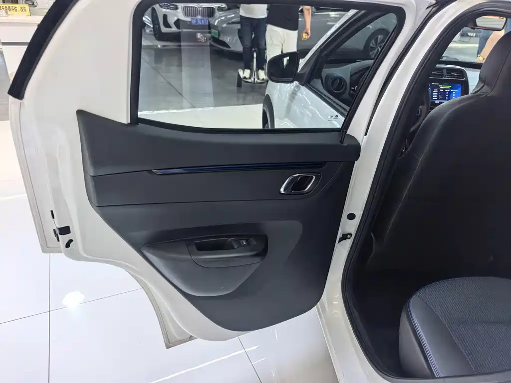 Renault City K-ZE — миниатюра 10